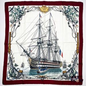 HERMÈS Modèle "L'Océan, vaisseau de 118 canons 1790-1845" Carré en twill de soie d'après Ledoux, à bordure bordeaux. 90 x 90 cm. Bon état général malgré quelques légers défauts.