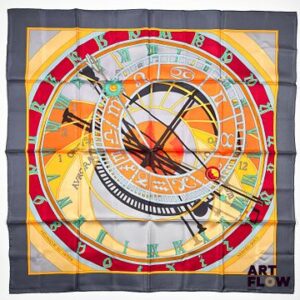 HERMES Modèle "mécanique du temps" Carré en twill de soie dessiné par Loïc Dubigeon. 90 x 90 cm Dans ses plis d'origine