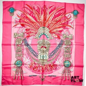 HERMES Modèle "Mexique" Carré en twill de soie dessiné par Caty Latham dans les tons roses. 90 x 90 cm Très bon état général malgré quelques légers défauts (petites tâches)