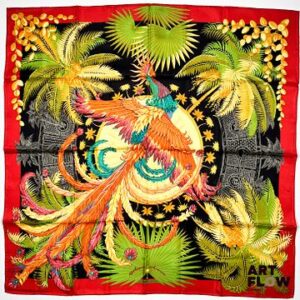 HERMES Modèle "Mythique phoenix" Carré en twill de soie dessiné par Laurence Bourthoumieux. 90 x 90 cm Dans ses plis d'origine. Edition circa 2015