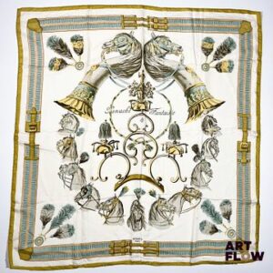 HERMÈS Modèle "Panache et Fantaisie" Carré en twill de soie dans les tons ivoire, bleu et jaune, dessiné par Hugo GRYGKAR 90 x 90 cm Bon état général malgré quelques légers défauts (petites taches, petit fil tiré)