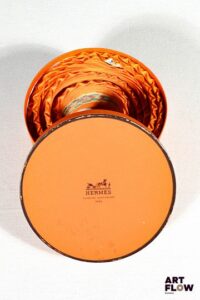 HERMÈS Modèle Persepolis Carré plissé en twill de soie à dominante orange. Dans sa boîte.