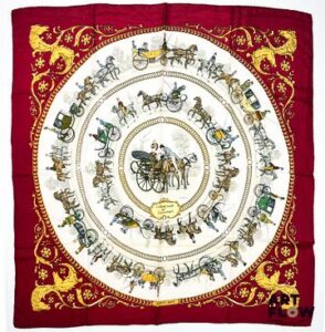 HERMÈS Modèle "Promenade de Longchamps" Carré en twill de soie dans les tons ivoire et bordeaux, dessiné par Philippe LEDOUX 90 x 90 cm Bon état général malgré quelques légers défauts (fils tirés, petite trace)