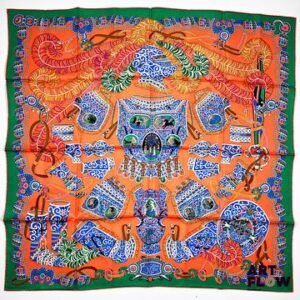 HERMES Modèle "Sous l'égide de Mars" Carré en twill de soie dessiné par Pierre Marie. 90 x 90 cm Dans ses plis d'origine