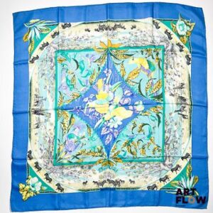 HERMES Modèle "Tropiques" Carré en twill de soie dans les tons verts et bleus, d'après Laurence Toutsy-Bouthoumieux. 90 x 90 cm. Très bon état général.