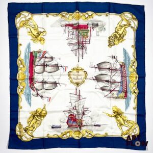 HERMÈS Modèle "Vaisseaux de Haut-Bord" Carré en twill de soie d'après Ledoux, à bordure bordeaux. 90 x 90 cm. Bon état général malgré quelques légers défauts.
