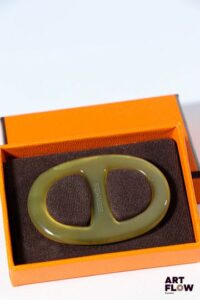 HERMÈS Paris, Anneau de foulard en résine Signé H. 5,5 cm Dans sa boîte d’origine