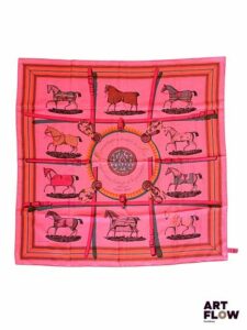 HERMÈS Paris Carré en twill de soie Modèle "Couvertures et tenues de jour pour l'écurie, l'attente et la présentation", d'après Jacques Endef. 90 x 90 cm Petites tâches. Carré surteint par la maison Hermès - service "DIP DYE" proposé par Hermès pour colorer un carré et lui redonner une seconde jeunesse. Porte l'étiquette attestant une surteinte Hermès originale.