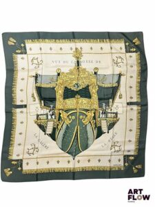 HERMÈS Paris Carré en twill de soie "Vue du carosse de la galère la Réale" 90 x 90 cm dans sa boîte. Petites traces et tâches.