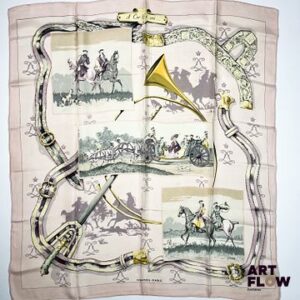 HERMÈS Paris Modèle A cor et à cri Carré en twill de soie dessiné par Charles-Jean HALLO. 90 x 90 cm Petites tâches et traces.
