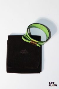 HERMÈS Paris Modèle Artémis Bracelet en cuir vert et bijouterie dorée. 1999. Taille M. Avec pochon et boîte. Quelques petites traces d'usage et rayures conformes l'âge de la pièce.