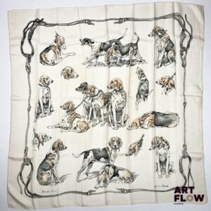 HERMÈS Paris Modèle Chiens de meute Carré en twill de soie dessiné par Xavier de PORET 90 x 90 cm Petites tâches et petites traces.