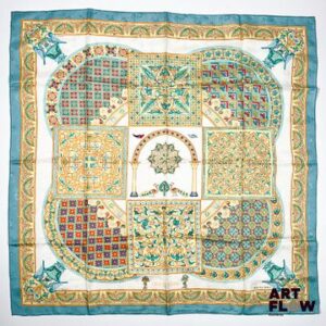 HERMÈS Paris Modèle Ciels Byzantins Carré en twill de soie m fond bleu et motifs jaunes et verts 90 x 90 cm Excellent état général