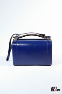 HERMÈS Paris Modèle Cosmos Vanity en cuir box saphir, bijouterie en métal doré. Années 1990 Dim. : H. 21 x L. 28 x P. 20 cm. Cuir sain et brillant, quelques petites marques d’usage.