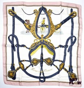 HERMÈS Paris Modèle Harnais de cérémonie Carré en twill de soie dessiné par Hugo GRYGKAR 90 x 90 cm Petites tâche et fil tiré.