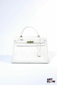 HERMÈS Paris Modèle Kelly 32 cm Sac à main en veau evergrain blanc, bijouterie en métal doré. Avec clochette, cadenas gainé et clef Cuir sain, malgré quelques traces d'usage.