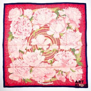 HERMÈS Paris Modèle Les Pivoines Carré en twill de soie, à fond rose, motifs rose pâle et bordure bleue 90 x 90 cm Excellent état général