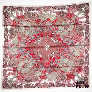 HERMES Paris Modèle "Maîtres de la forêt" Carré en twill de soie d'après Annie Faivre Dans sa boîte d'origine. 90 x 90 cm. Très bon état général.