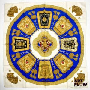 HERMÈS Paris Modèle Poste et Cavalerie Carré en twill de soie à fond crème et motifs jaunes, rouges et bleus 90 x 90 cm Excellent état général