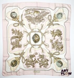HERMÈS Paris Modèle Tsubas Carré en twill de soie dessiné par Christiane VAUZELLES. 90 x 90 cm Petites tâches et traces.