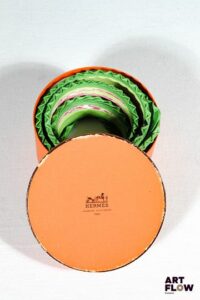 HERMÈS Paris Modèle Zèbres II Carré plissé en twill de soie à dominantes verte et rose. Dans sa boîte. Edition circa 2015