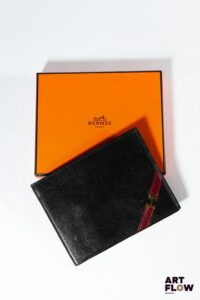 HERMÈS Paris Portefeuille en cuir noir Signé Dim. : 13 x 10 cm Dans sa boite d’origine Usures d’usage