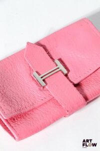 HERMES Porte clé en cuir rose Dimensions : 7 x 10 cm Cuir repeint
