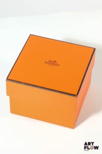 HERMÈS Sur boite en carton orange Inscription Hermès sur le couvercle 11 x 11 x 7,5 cm Bon état général