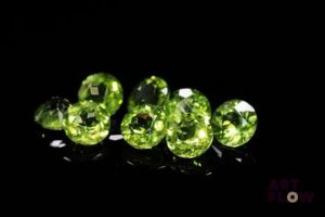 Huit péridots ronds. Non chauffé. 7.18 cts. Diam. moy.: 6.0mm