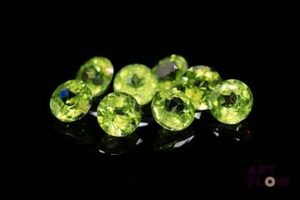 Huit péridots ronds. Non chauffé. 7.51 cts. Diam. moy.: 6.0mm