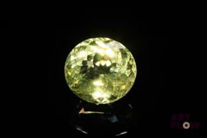 Important quartz «Lemon» ovale. Jolie couleur. 15.67 cts. 16.8mm x 15.5mm