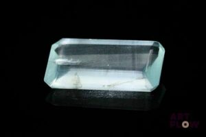 Importante aigue-marine rectangulaire à pans coupés. Givres. 10.83 cts. 21.6mm x 12.1mm