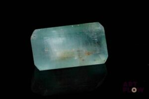 Importante aigue-marine rectangulaire à pans coupés. Inclusions, givres. 29.61 cts. 23.8mm x 13.2mm