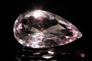 Importante améthyste pâle ovale. Très belle couleur. 26.23 cts. 28.0mm x 16.0mm