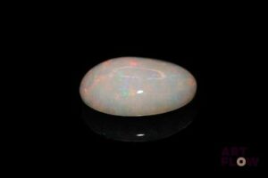 Importante opale blanche cabochon ovale. Très belle couleur, beaux éclats de couleur. 5.74 cts. 17.0mm x 12.0mm