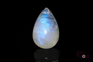 Importante pierre de lune cabochon poire. Givres. 20.80 cts. 24.0mm x 15.0mm