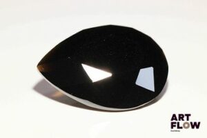 Importante tektite noire poire. 2.10 cts. 7.5mm x 6.5mm
