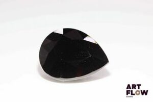 Importante tektite poire. 30.55 cts. 27.4mm x 21.0mm
