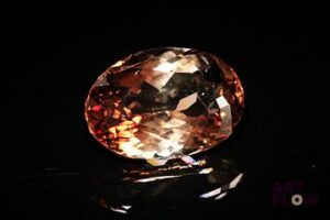 Importante topaze impériale ovale. Très belle couleur, saturée. 20.41 cts. 19.0mm x 13.5mm
