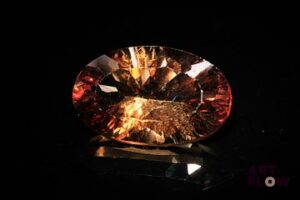 Importante topaze impériale ovale. Très belle couleur, saturée. 20.95 cts. 21.5mm x 13.1mm