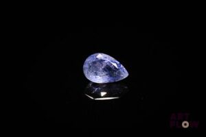 Iolite poire. Probablement Tanzanie. 1.60 ct. 9.5mm x 6.5mm