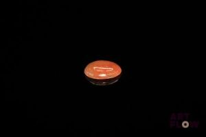 Jade jaune orangé cabochon rond. 3.30 cts. 9.0mm