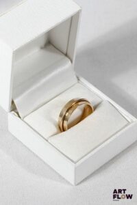 Jean DESPRÈS (1889-1980) Bague moderniste en or 18 carats (750/°°). Poinçon de maitre orfèvre. TDD 54 Poids : 6,11 g.