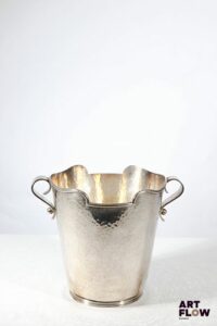 Jean DESPRES (1889-1980) Seau à champagne en métal argenté à anses volutes. Signé J. DESPRES et daté 1968 à la pointe sous la base. Haut. : 21,5 cm Diam. : 27 cm Rayures d'usage