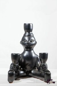 JEAN MARAIS Bougeoir à trois feux de forme anthropomorphe en terre cuite à glaçure noire. Signé sous la base. H. 28,5 cm Très bon état général.