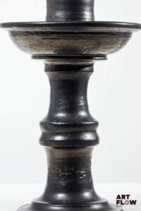 JEAN MARAIS Flambeau en terre cuite à glaçure noire. Signé. H. 26,5 cm Très bon état général.
