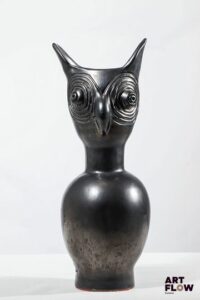 JEAN MARAIS Vase figurant une chouette en terre cuite à glaçure noire. Signé. H. 31 cm Très bon état général.
