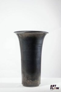 JEAN MARAIS Vase rouleau à col évasé en terre cuite à glaçure noire. Signé. H. 32 cm Très bon état général.