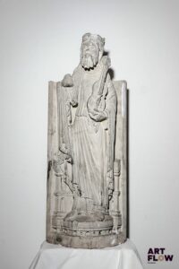 Jean Pouzadoux (1829 - 1893) Moulage en plâtre de l'un des Vieillards de l'Apocalypse, tenant une vielle à trois cordes, du Portail royal de la Cathédrale de Chartres. H 117 cm Petits accidents, légères fissures et frottements.