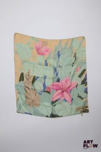 Jeanne LANVIN Carré de soie à motifs tropicaux. 70 x 70 cm env. Petites usures